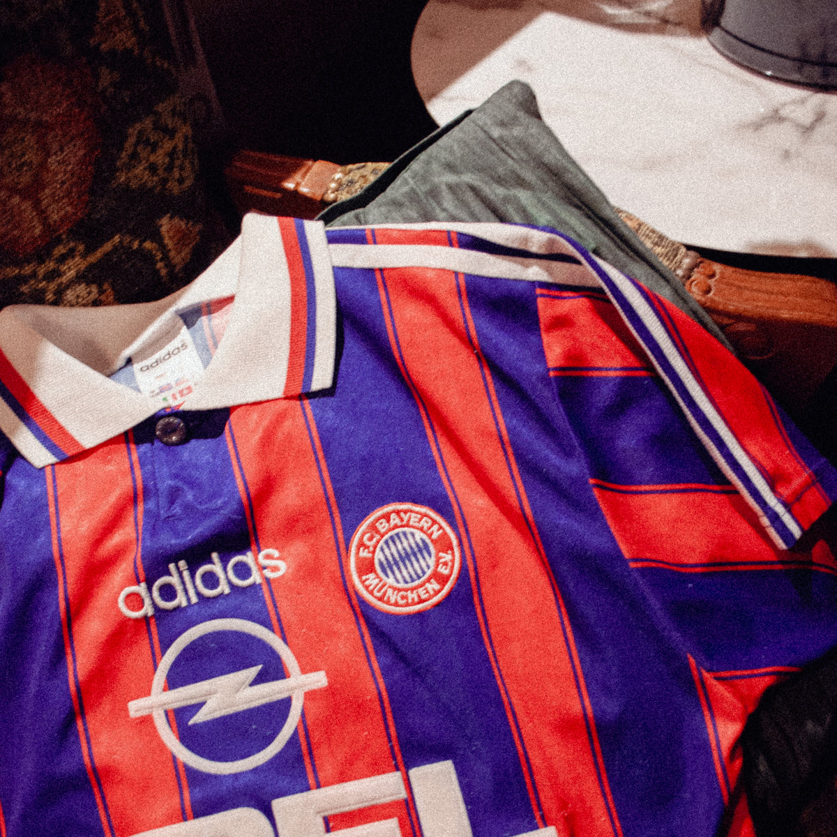 Caja sorpresa de camiseta vintage 1970-2010